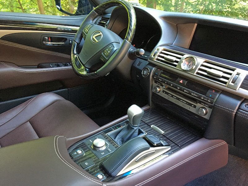 The dashboard of the Lexus LS 460 is stunning, yet highly functional.