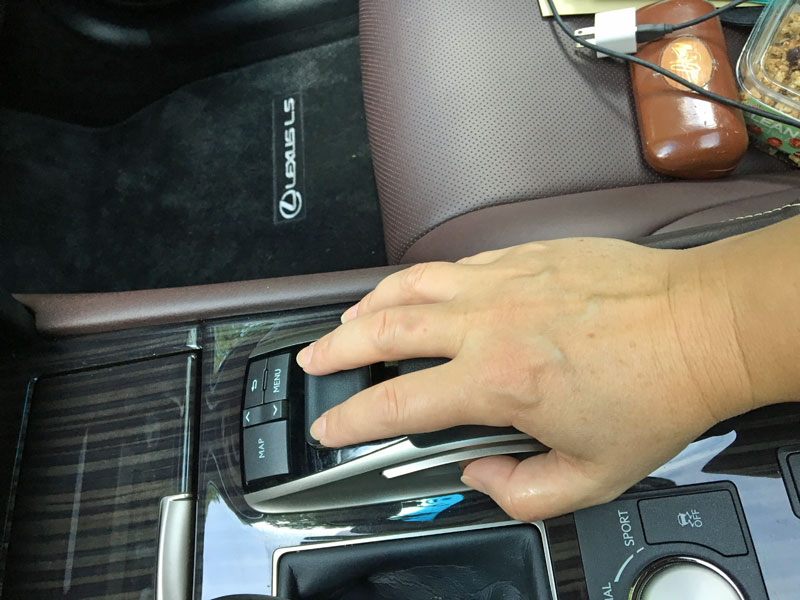 Review of the 2017 Lexus LS 460.
