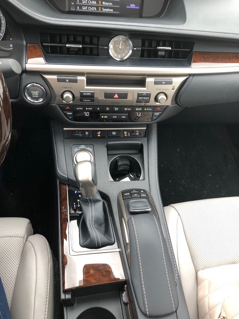 2018 Lexus ES 350 luxury sedan