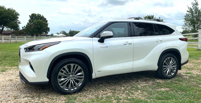 A Girls Guide to Cars | 2021 Highlander: Is it Just Me, or Did This Toyota Get Smaller? - 2021 Toyota Highlander Hybrid Review