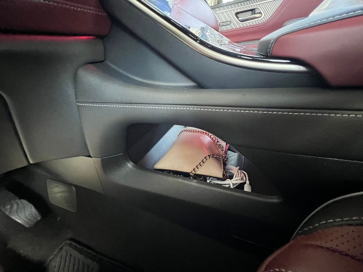 2025 Infiniti QX80 First Drive: Infiniti Makes Driving a Big 3-Row SUV Easy. The Luxuries are a Bonus 13 Under The Center Console Is A Small Stash Box To Put A Clutch Bag