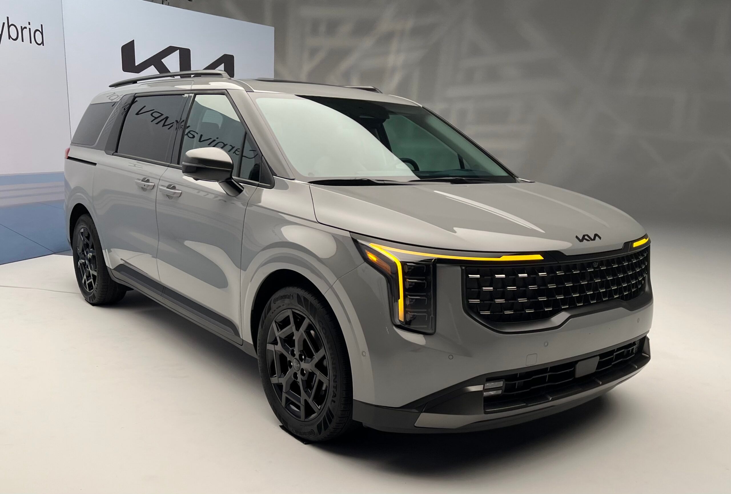 An SUV with sliding doors? 2025 Kia Carnival Hybrid