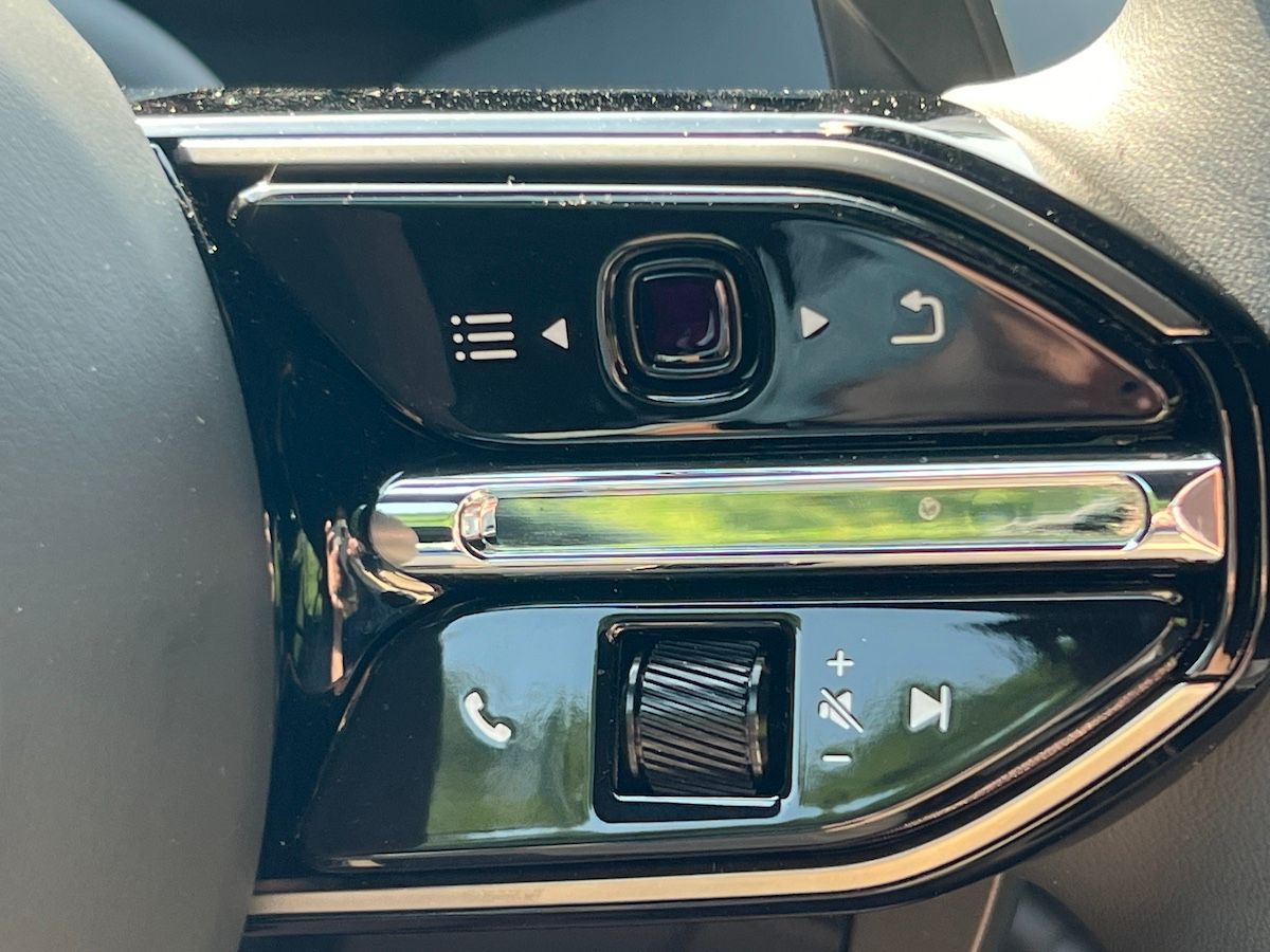 Steering Wheel Contorls Are Hold Entertainment And Drive Controls