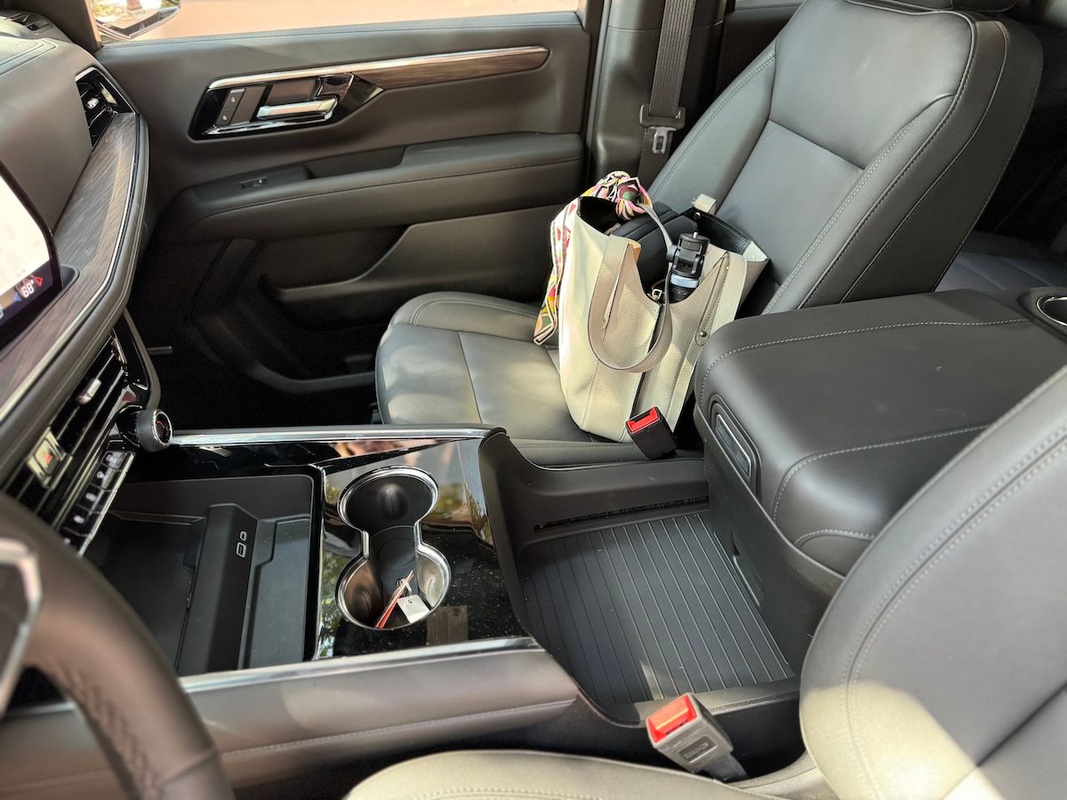 2025 Chevrolet Tahoe and Suburban: A Minor Makeover For an Even More Classic 8-Seater SUV 8 Chevrolet Tahoe Interior With Center Console Open