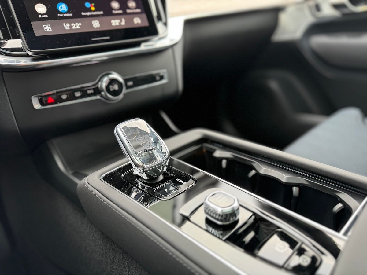 Orrefors Crystal Tops The Gear Selector In The Ultra Model Of The 2025 Volvo Xc90