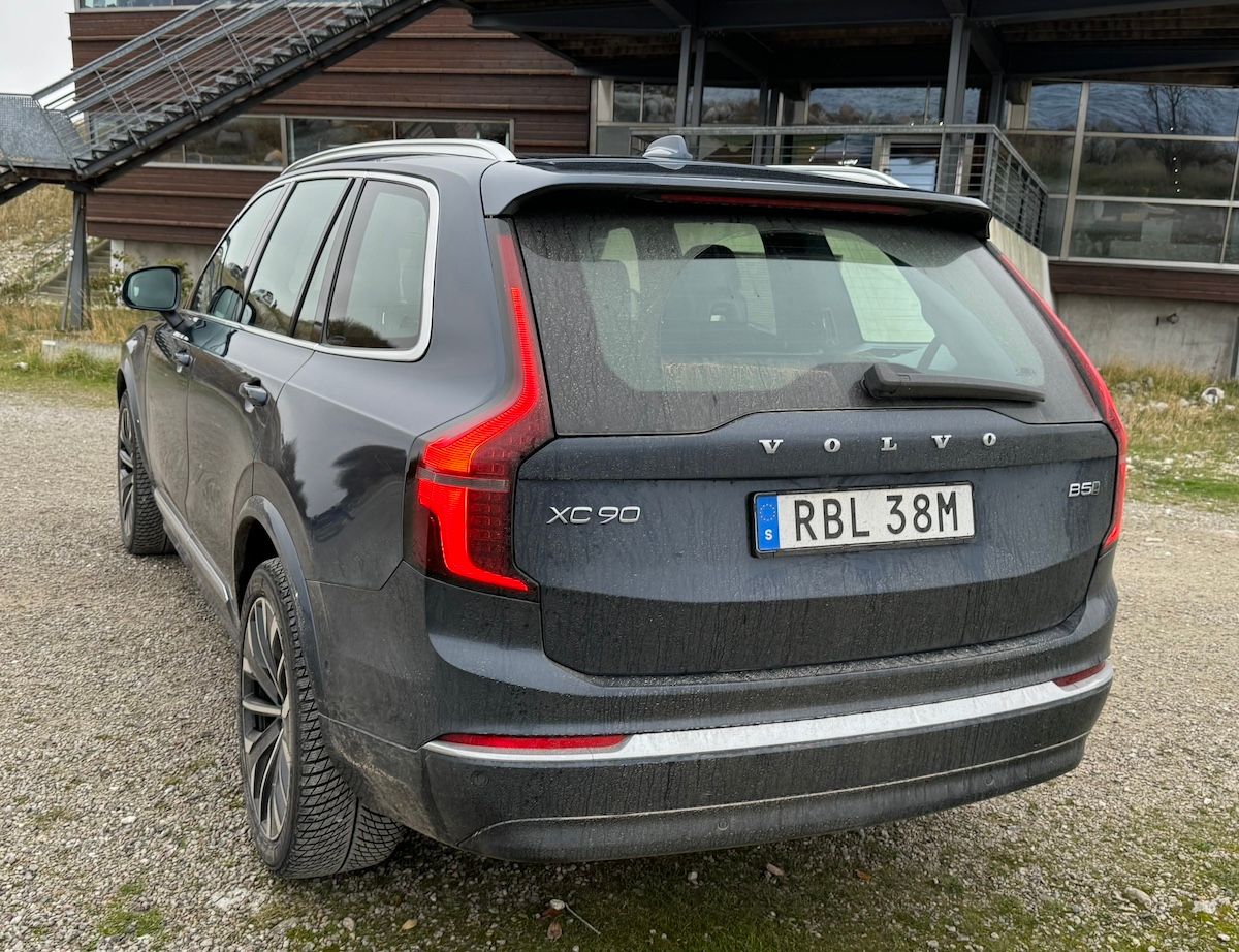 The Rear Of The 2025 Volvo Xc90 Shows Off The Split Caliper Tail Lights