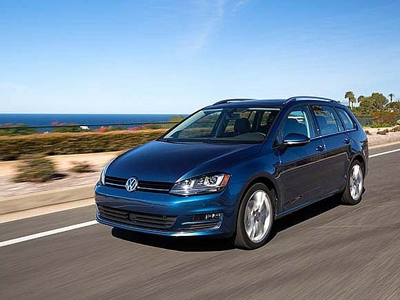 A Girls Guide to Cars | 2015 Volkswagen Golf SportWagen: Hopping Into Place - 2015 volkswagen golf sportwagon action 01 600 001