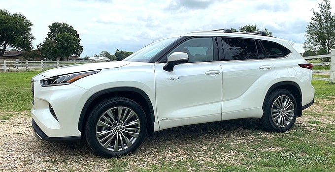 A Girls Guide to Cars | 2021 Highlander: Is it Just Me, or Did This Toyota Get Smaller? - 2021 Toyota Highlander Hybrid Review
