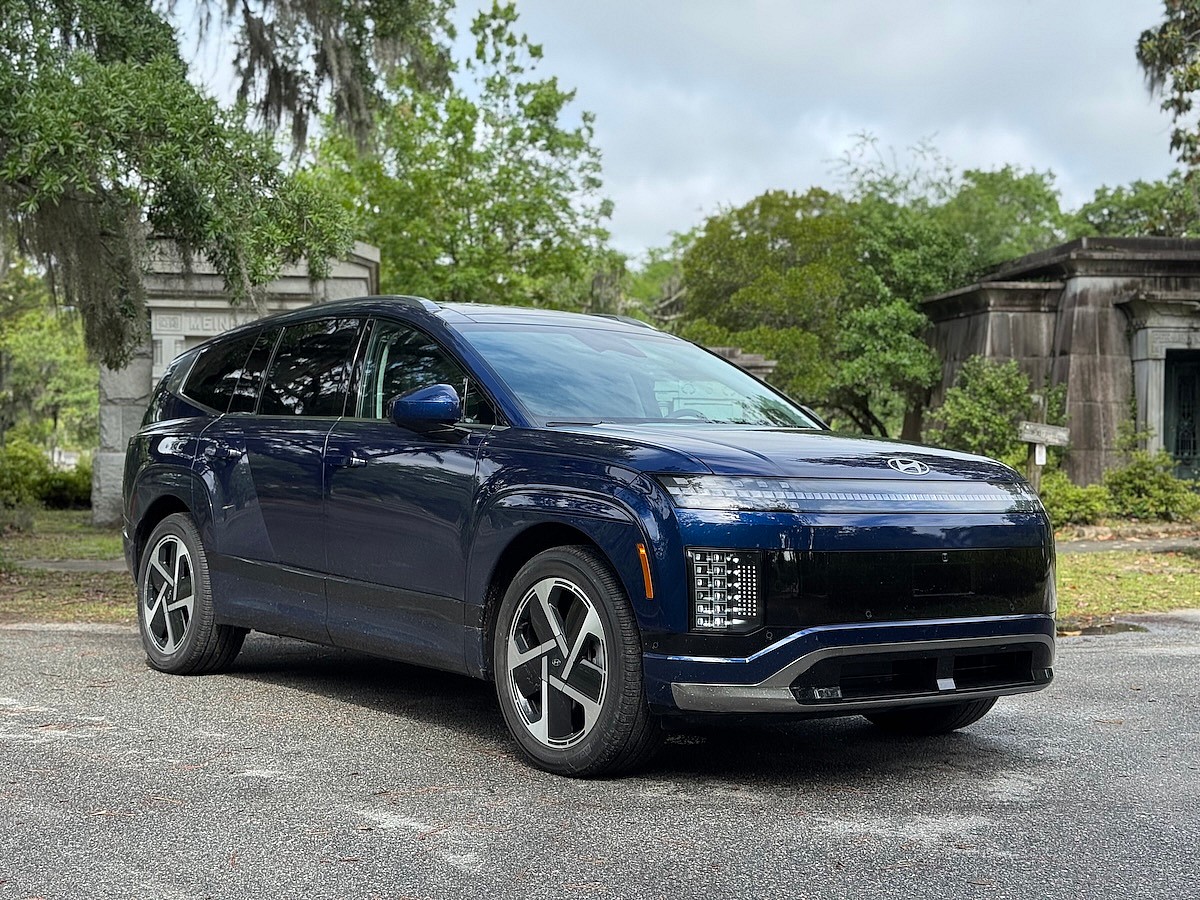2025 Hyundai Ioniq 9: Buy This 3-row SUV For Its Look and Feel, Not Just Because It’s An EV 11 The front seat in the Hyundai Ioniq 9