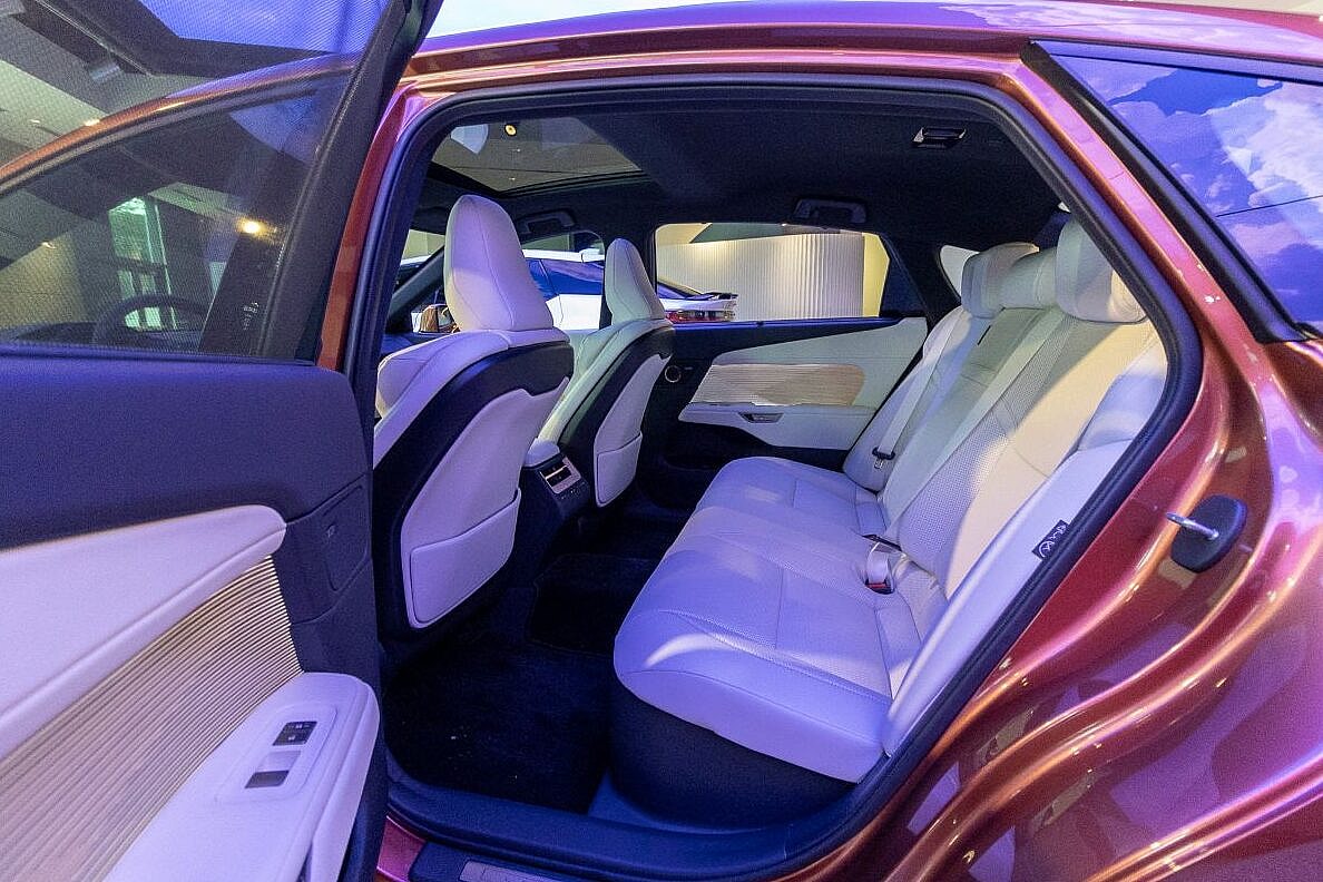 A Girls Guide To Cars | 6 Things That Make The 2026 Lexus Es Worth Waiting For - Es7 Edited