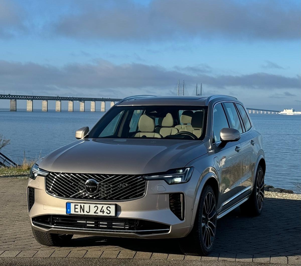2025 Volvo XC90 First Drive: Tech Updates Make This Luxe SUV Even Better On the Road 3 The 2025 Volvo Xc90 In Bright Dusk