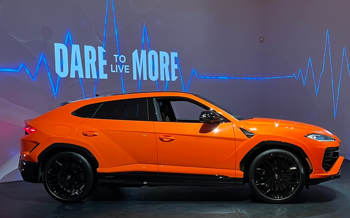 A Side View Of The Lamborghini Urus Se