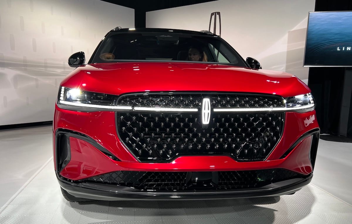 The new front end of the 2024 Lincoln Nautilus american luxury suvs