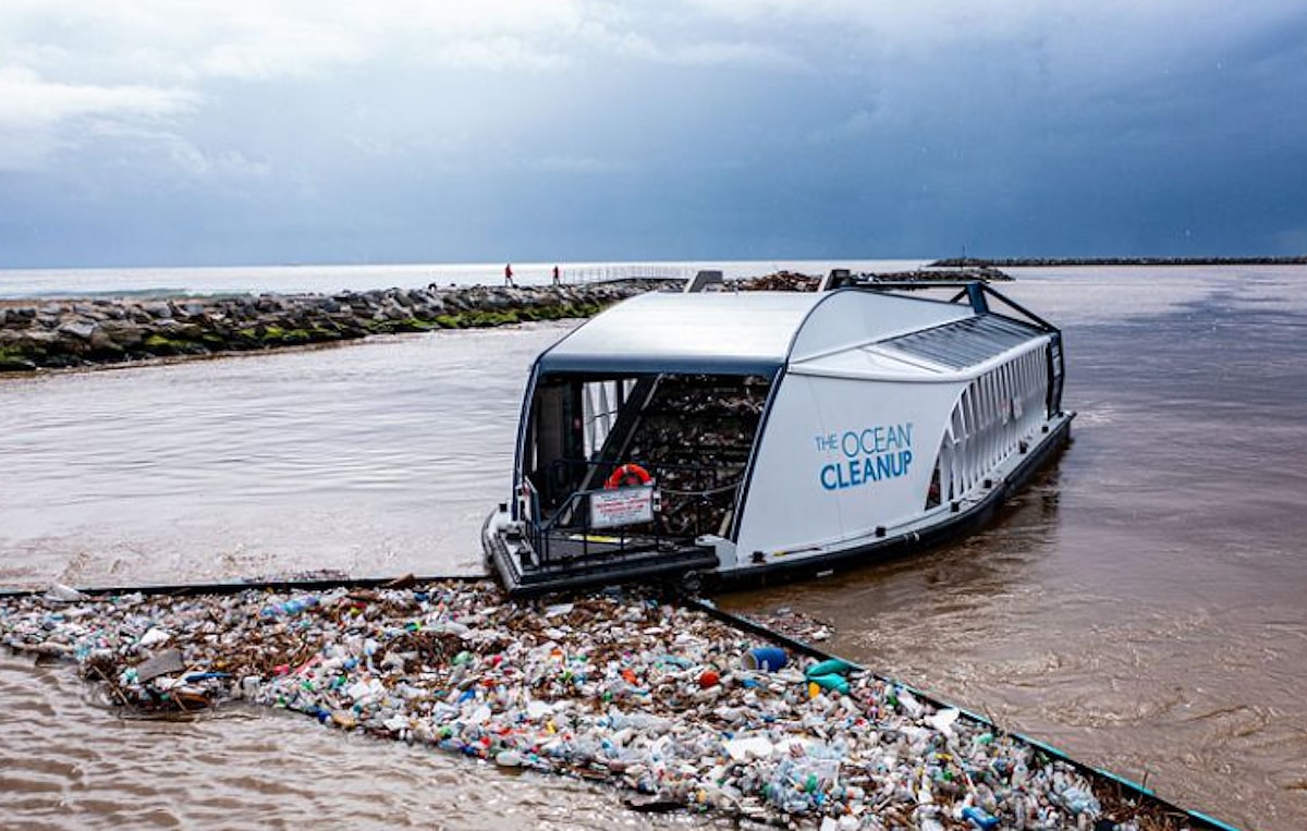 Why Kia Took Me on a Boat to Look at Trash in the Ocean 3 Ocean Cleanup In Progress