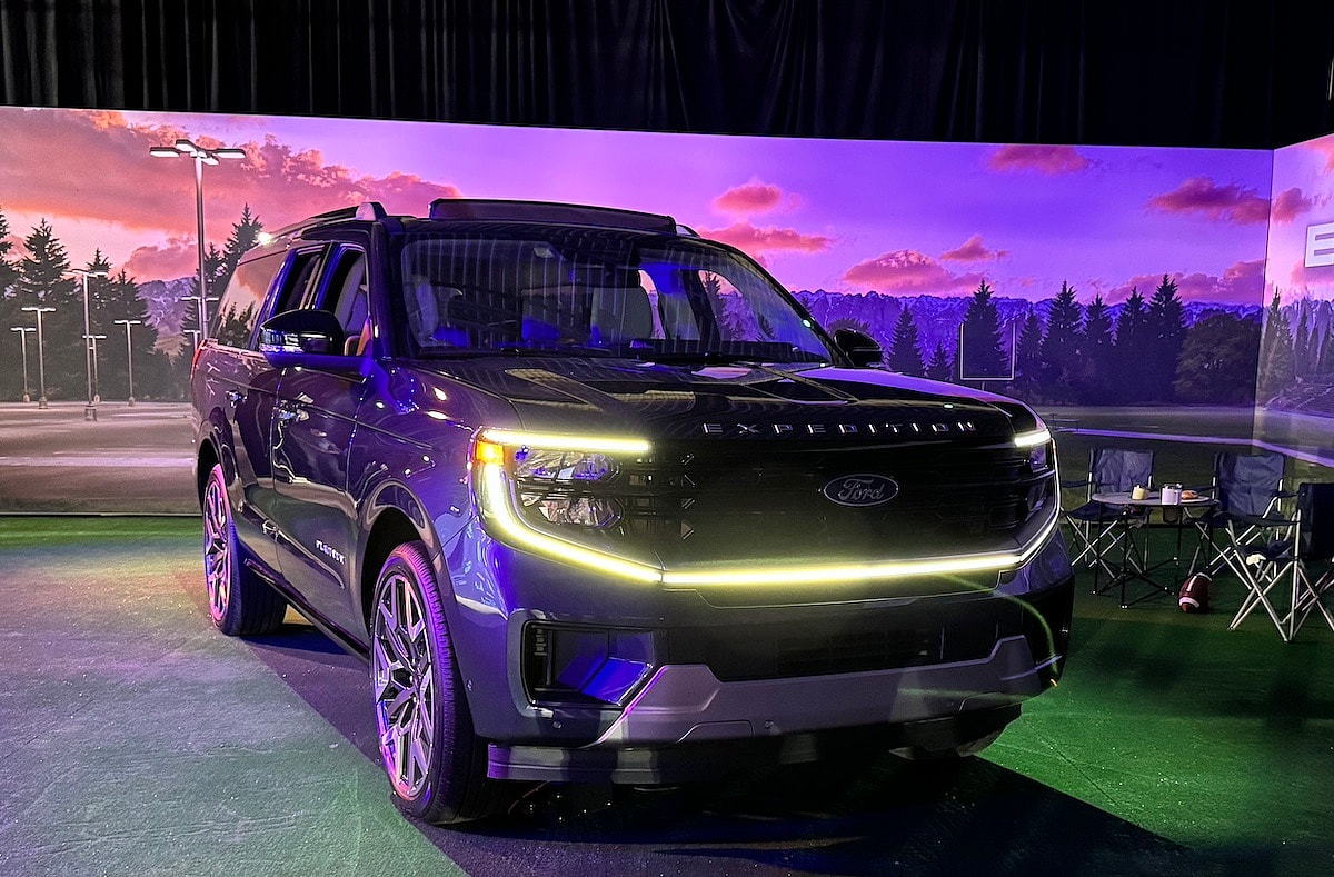 The New Light Bar Signature On The 2025 Ford Expedition