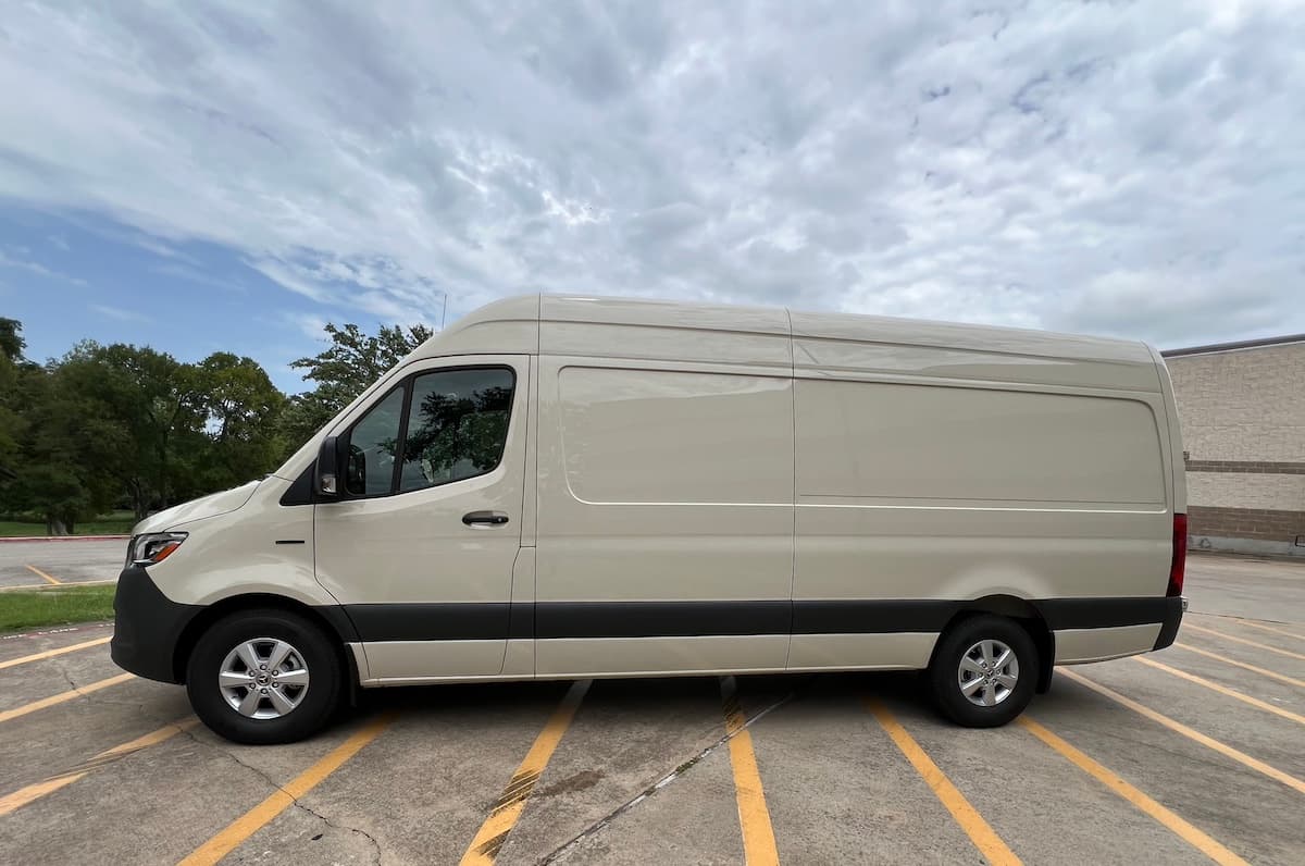 A Side View Of The Mercedes-Benz Esprinter