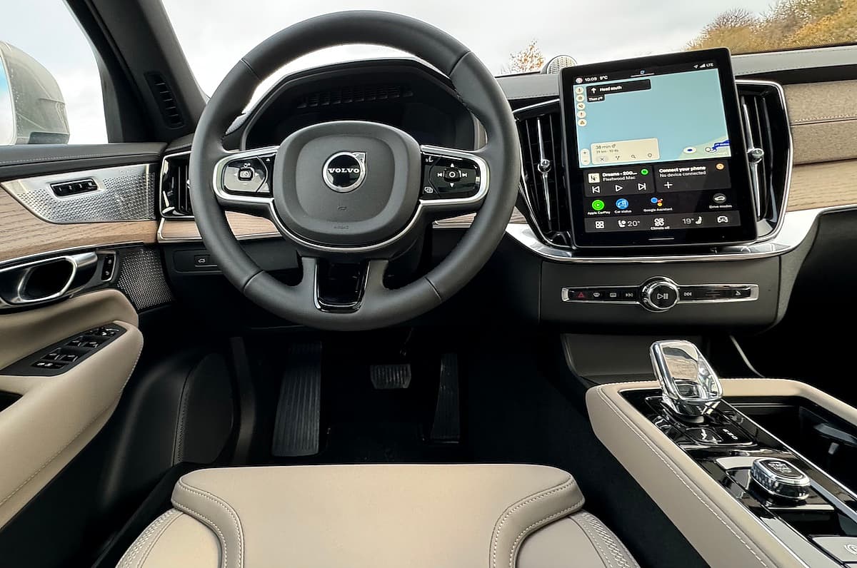 Volvo EX90 EV or Volvo XC90 Plug-in Hybrid EV: Which 3-Row SUV is the Right Choice For You? 6 The Front Cabin In The 2025 Volvo Xc90