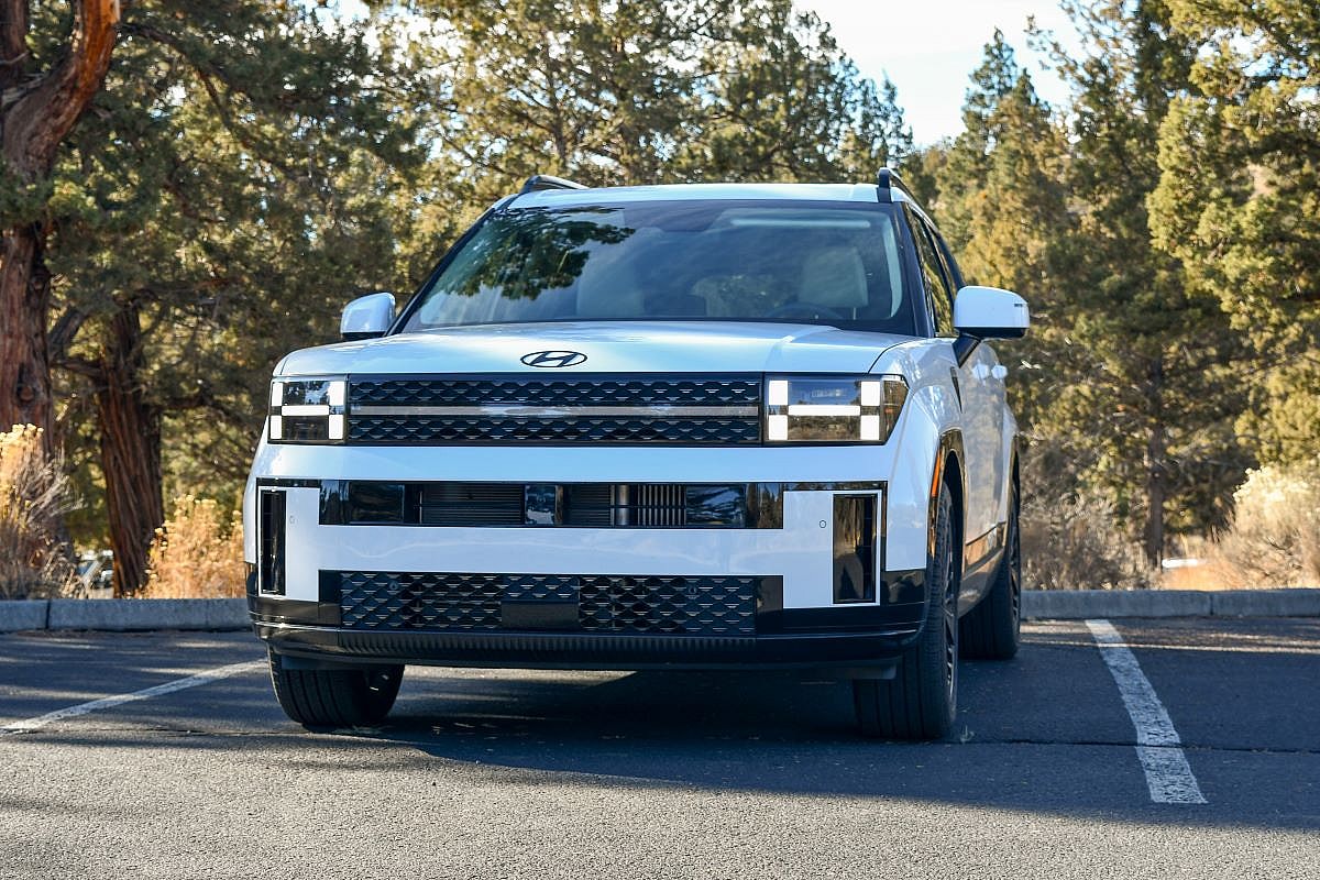 Thew Front End Of The 2024 Hyundai Santa Fe In A Woodsy Parking Lot