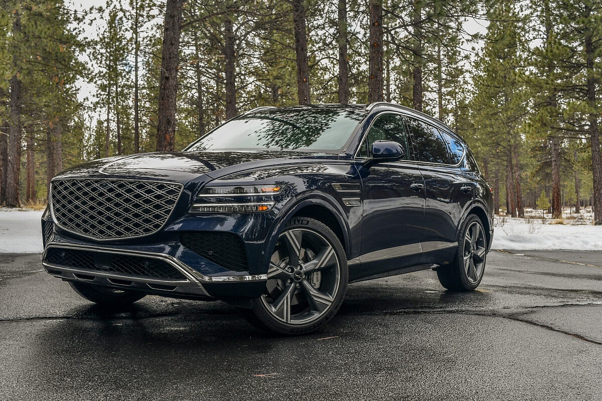 The Front End Of The Genesis Gv80 Parked In A Snowy Lot