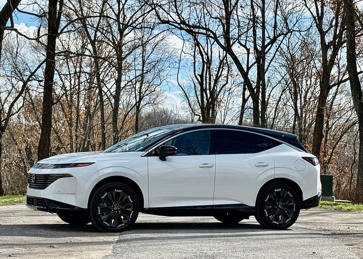 A Side View 2025 Nissan Murano