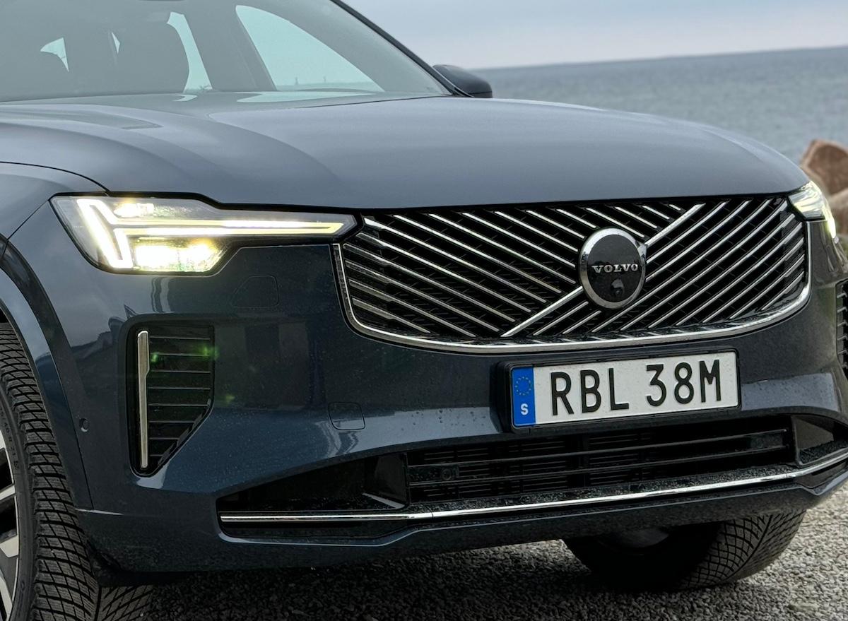 2025 Volvo XC90 First Drive: Tech Updates Make This Luxe SUV Even Better On the Road 4 The Front Grille On The 2025.5 Volvo Xc90