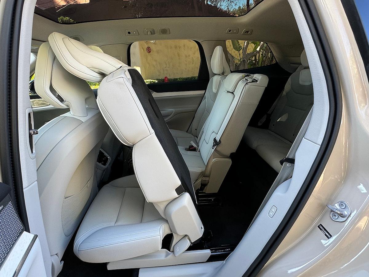 Volvo EX90 EV or Volvo XC90 Plug-in Hybrid EV: Which 3-Row SUV is the Right Choice For You? 11 Access To The 3Rd Row In The 2025 Volvo Xc90