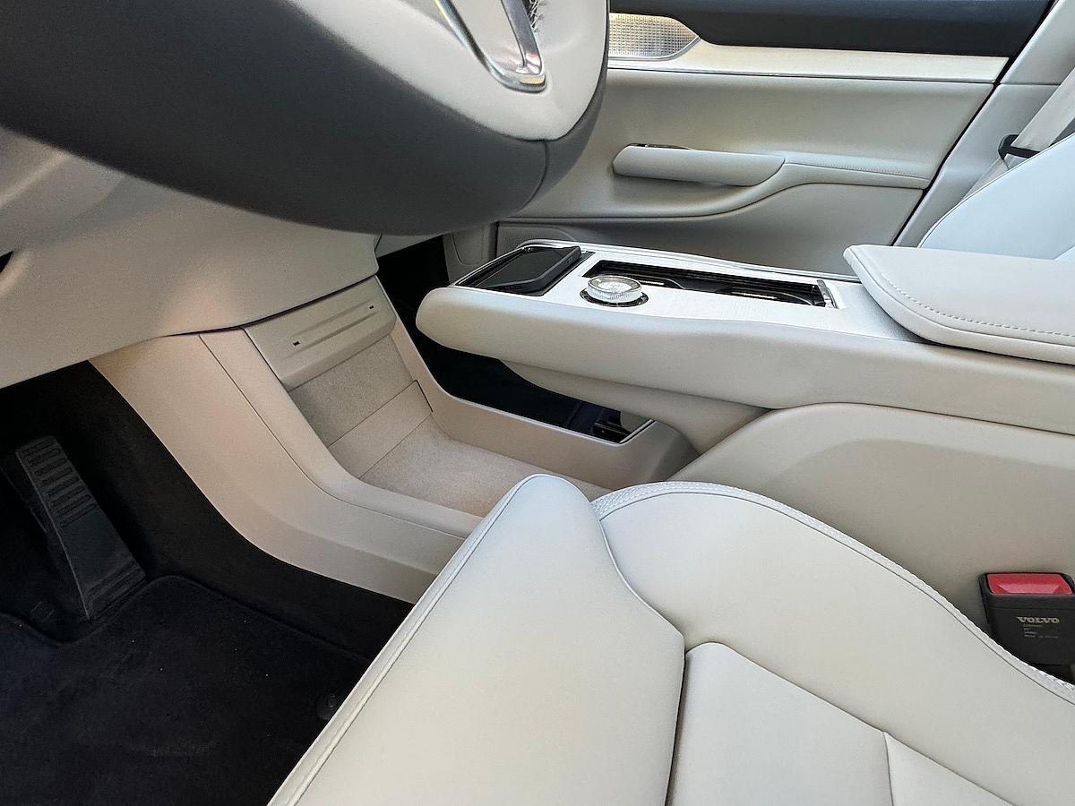Volvo EX90 EV or Volvo XC90 Plug-in Hybrid EV: Which 3-Row SUV is the Right Choice For You? 8 The Floating Center Console In The Volvo Ex90