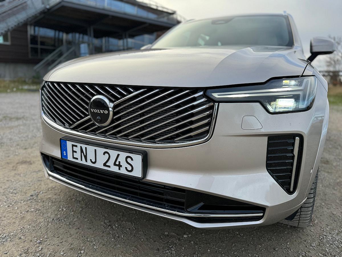 Volvo EX90 EV or Volvo XC90 Plug-in Hybrid EV: Which 3-Row SUV is the Right Choice For You? 12 The New Front Grille In The 2025 Volvo Xc90