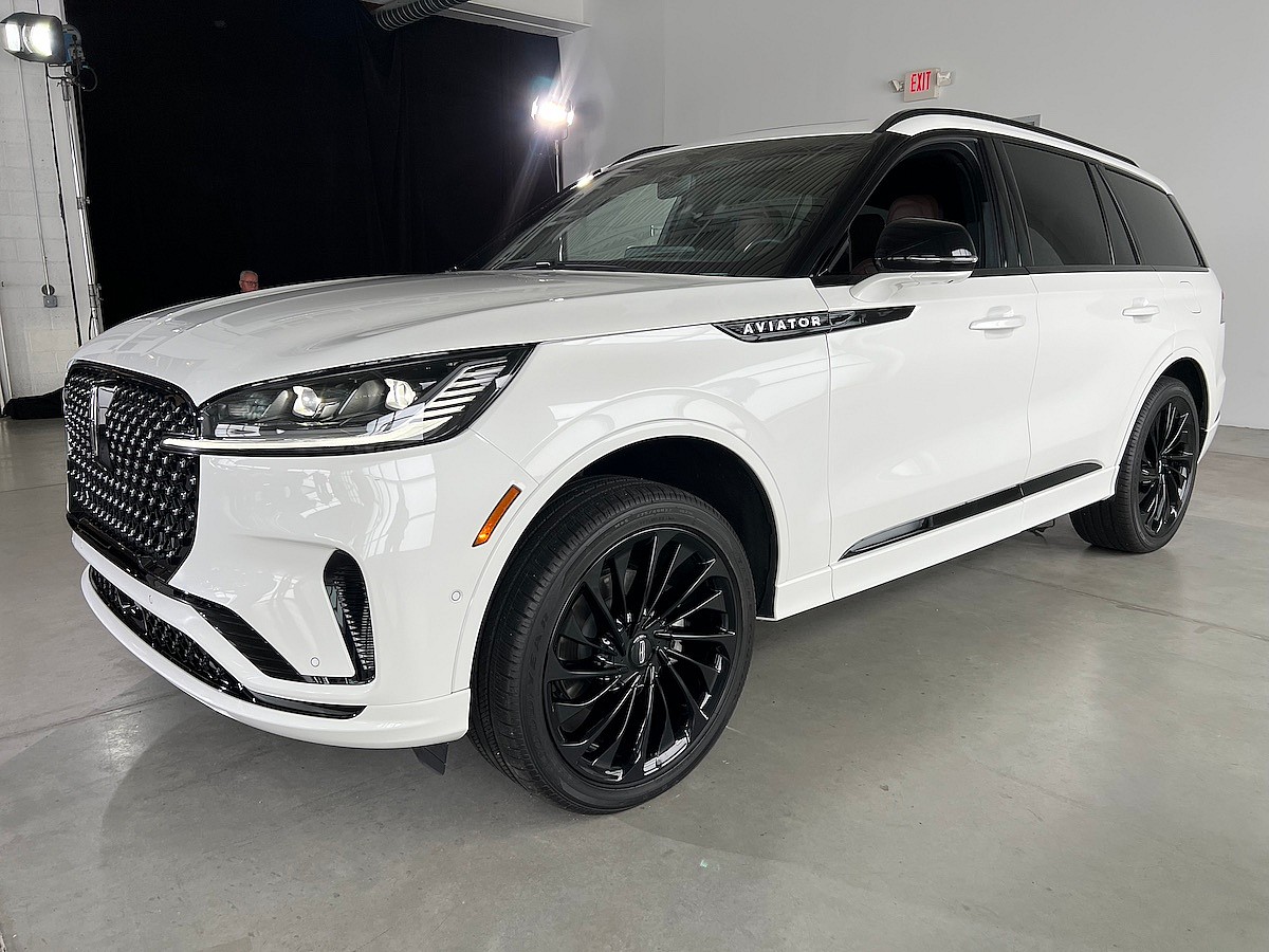 The 2025 Lincoln Aviator In Pearl White With Jet Black Accents