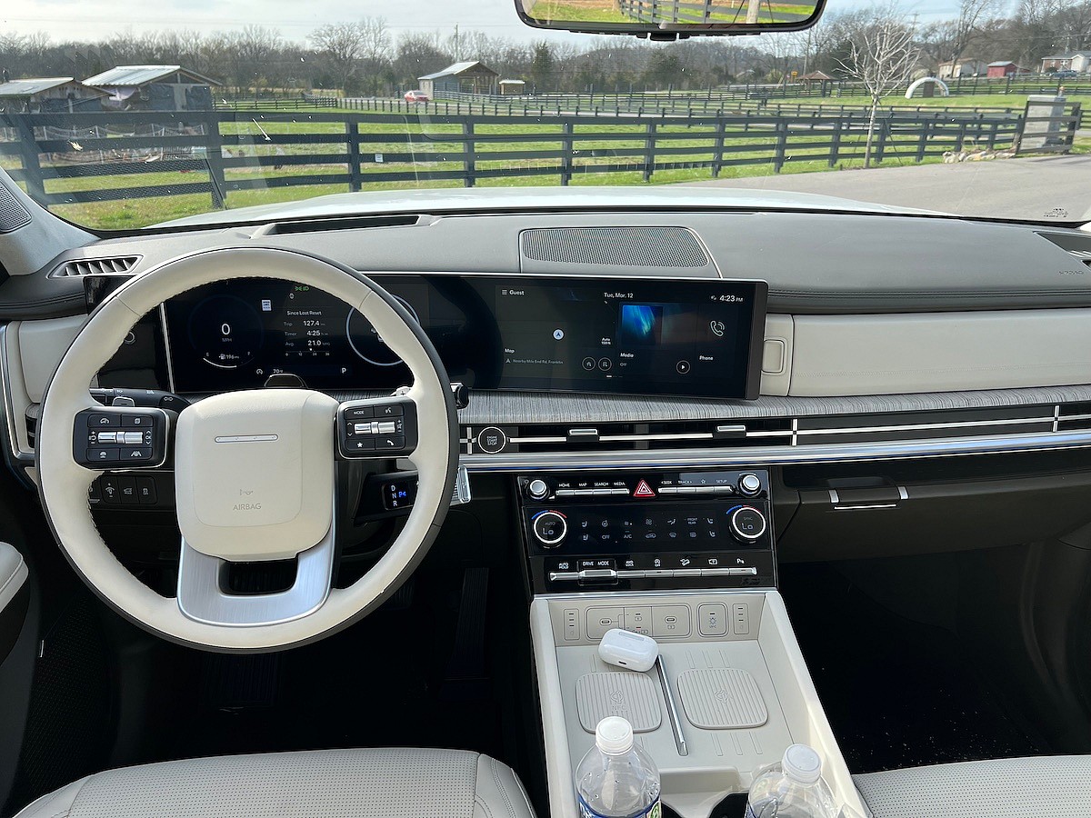The View Of The Front Seat In The Hyundai Santa Fe