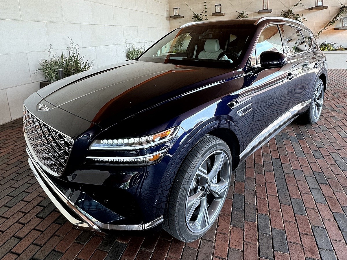 Exterior Elegance Of The 2025 Gv80 Suv In Capri Blue