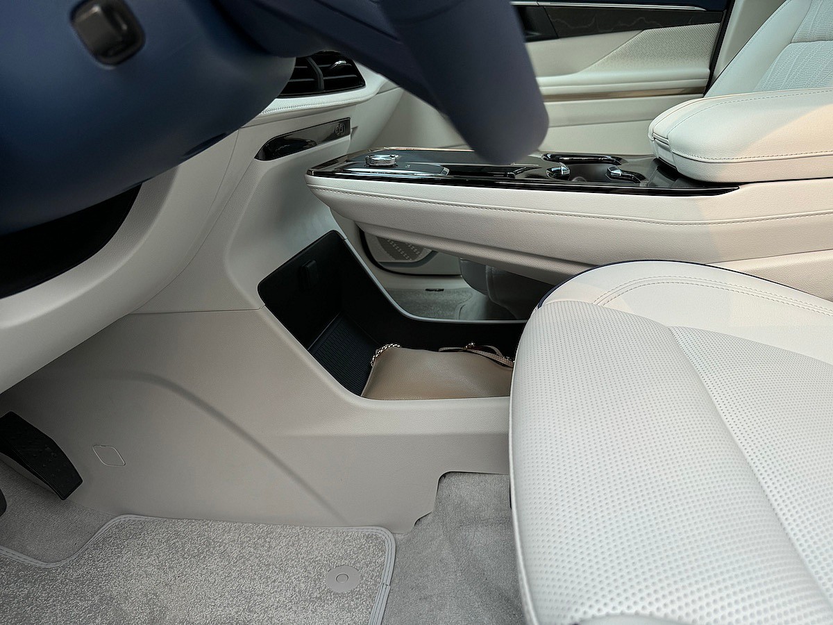 2025 Buick Enclave First Drive: This Modern, Elegant 3-row SUV Is All That, and More 4 The Floating Center Console In The 2025 Buick Enclave