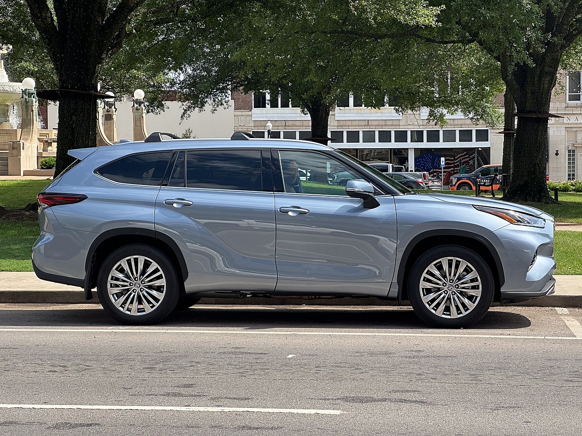 A Side Profile Of The 2024 Toyota Highlander Hybrid