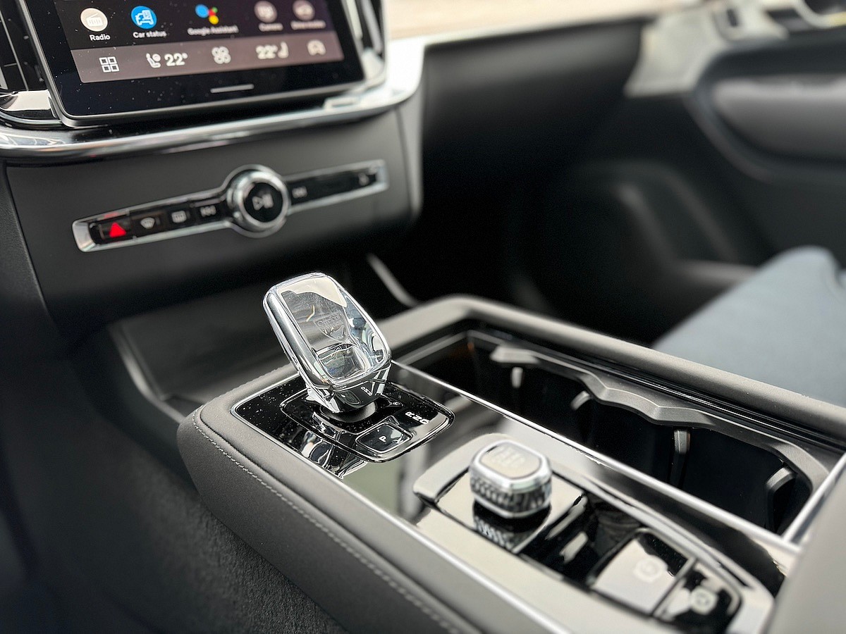 Orrefors Crystal Tops The Gear Selector In The Ultra Model Of The 2025 Volvo Xc90