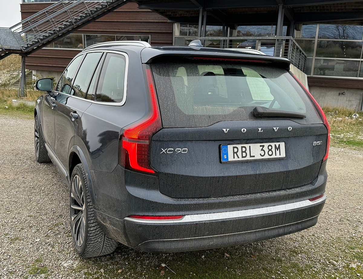 The Rear Of The 2025 Volvo Xc90 Shows Off The Split Caliper Tail Lights
