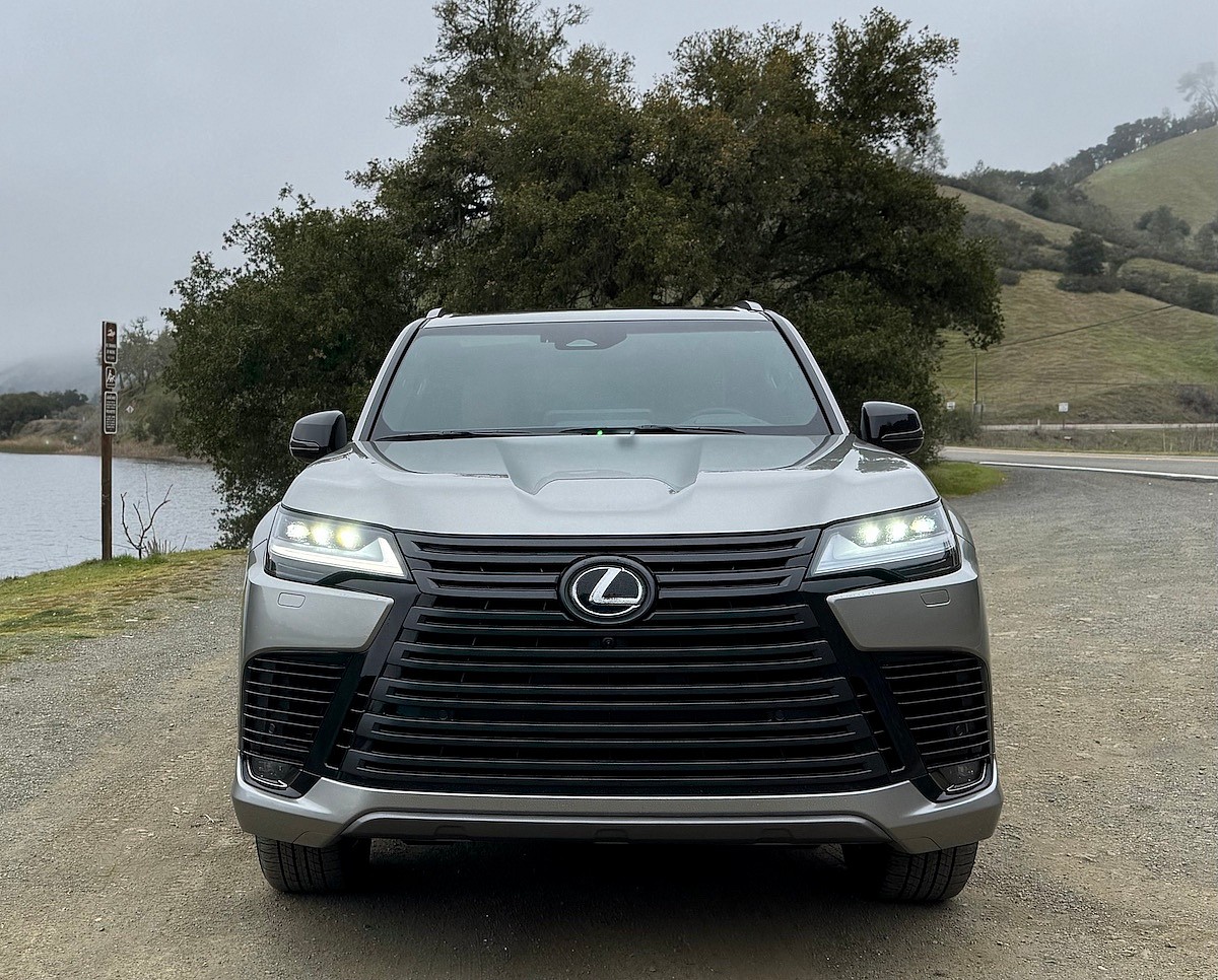 Front End Of The 2025 Lexus Lx 700H