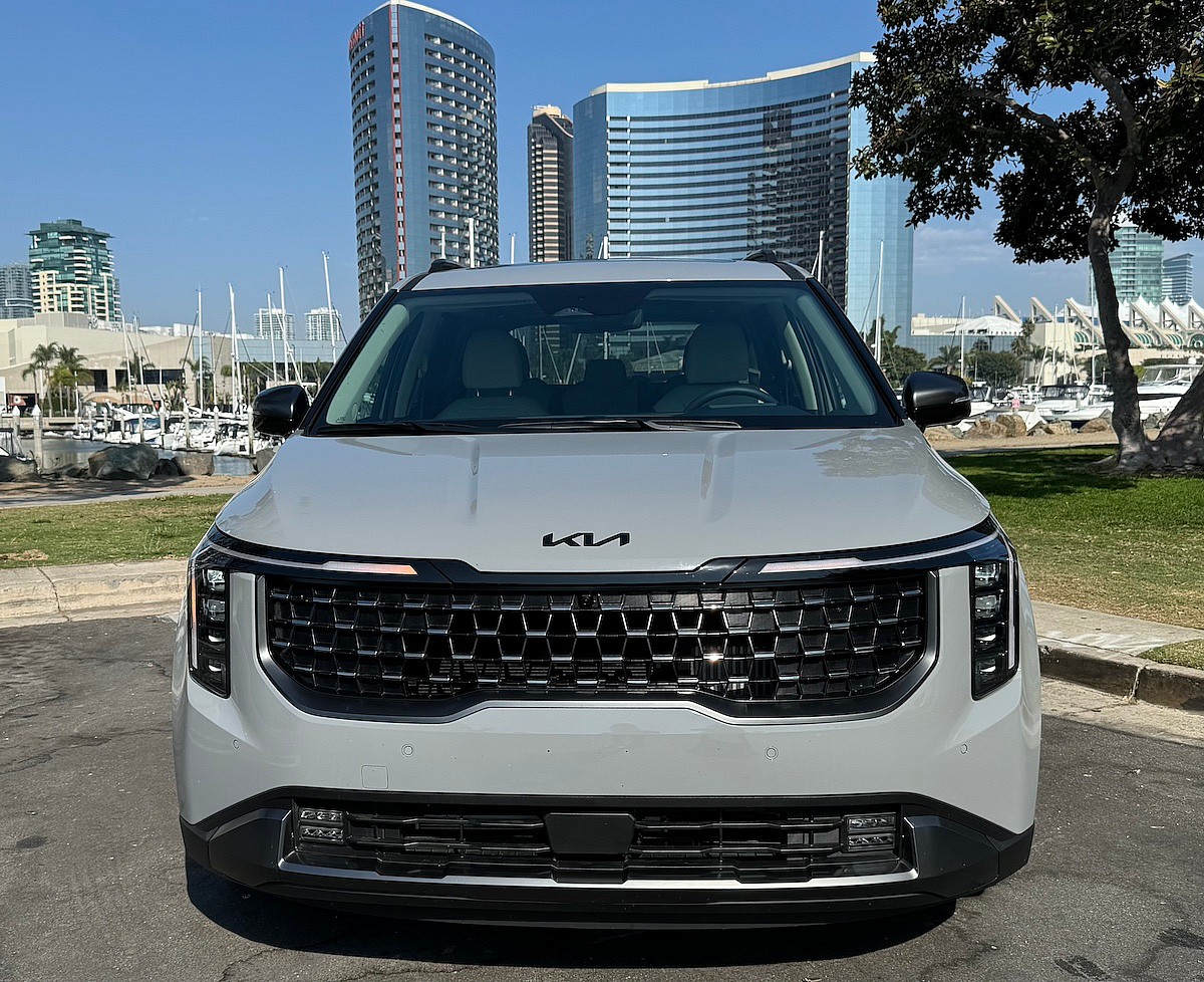 The New Front End Of The 2025 Kia Carnival