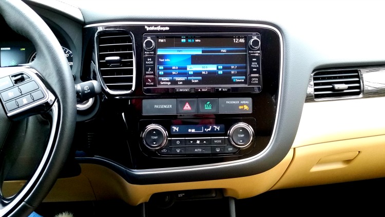 A Girls Guide To Cars | The 2016 Mitsubishi Outlander Aims To Make Decision Making Easy - Mitshubishi Outlander Radio