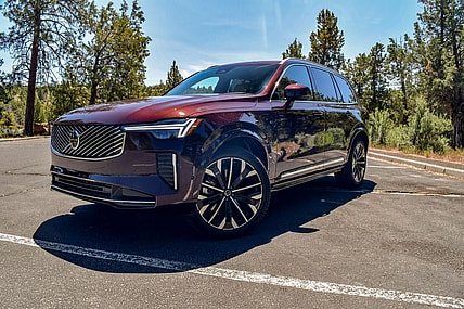 7 Things That Make the 2025 Volvo XC90 T8 Ultra PHEV One of the Best Family SUVs 1 The Front End Of The Volvo Xc90 T8 Ultra Phev
