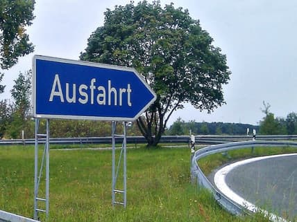 A Girls Guide To Cars | How To Drive In Europe Without Peeing Your Pants - Sbcausfahrtfeature