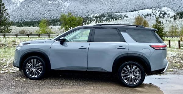 Nissan Pathfinder 3-Row Suv