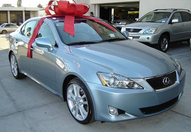 A Girls Guide To Cars | Big Ticket Gift: Don'T Look A Gift Car In The Mouth - Lexus