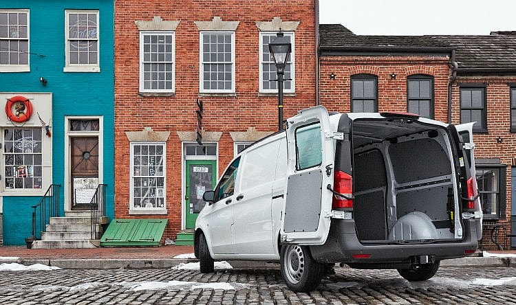 Doing Business in the City: A Look at the 2016 Mercedes-Benz Metris Midsize 2 A Girls Guide To Cars | Doing Business In The City: A Look At The 2016 Mercedes-Benz Metris Midsize - Metris Downtown