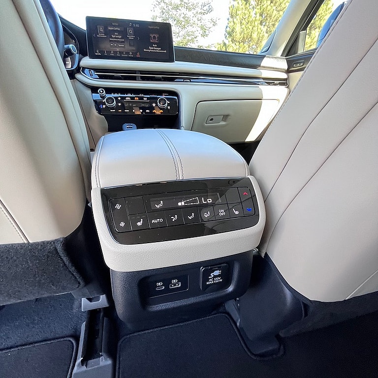 2022 Infiniti Qx60 Second Row Controls.