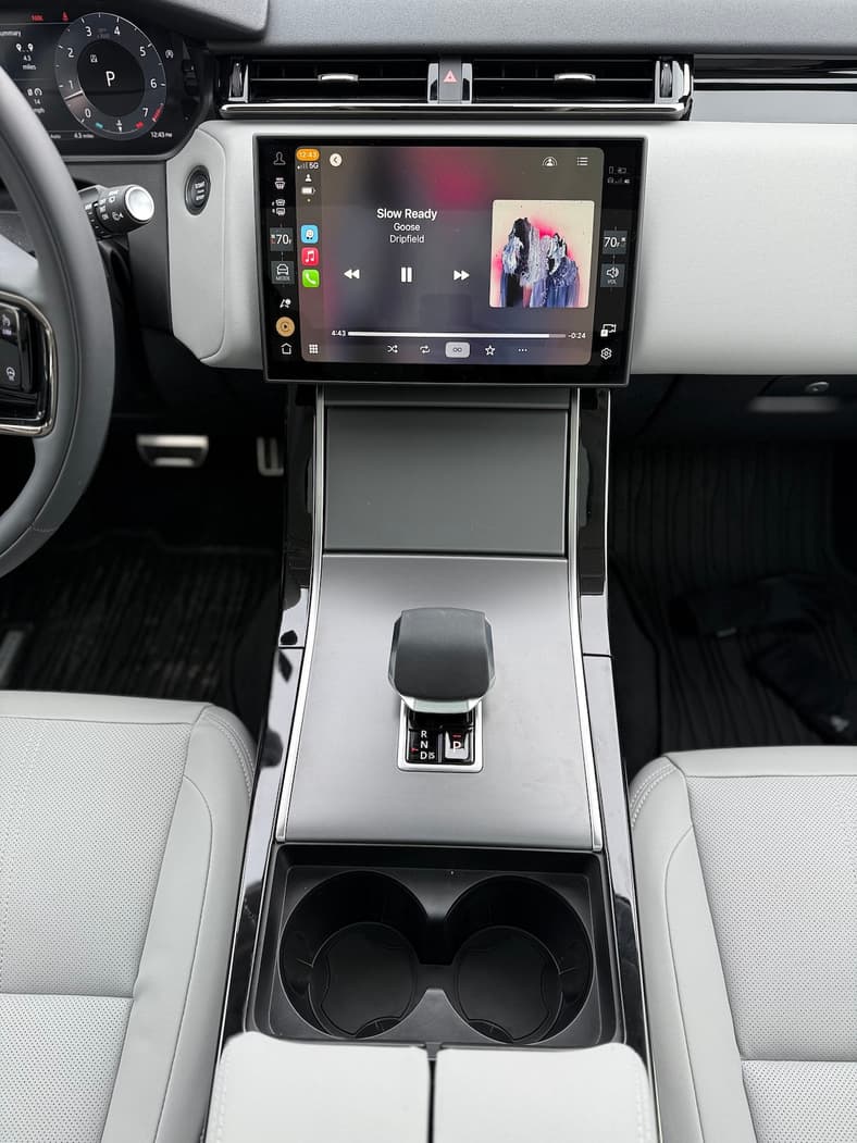 The Center Console In The 2025 Range Rover Velar Is Simple And Elegant