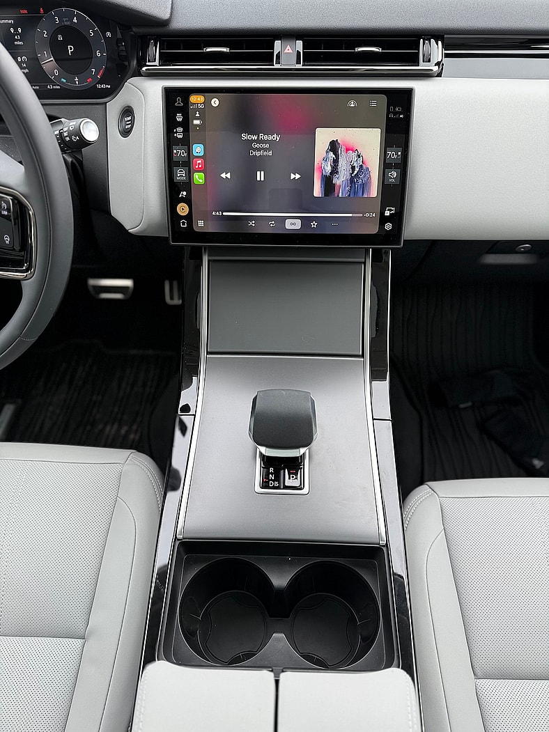 The Center Console In The 2025 Range Rover Velar Is Simple And Elegant