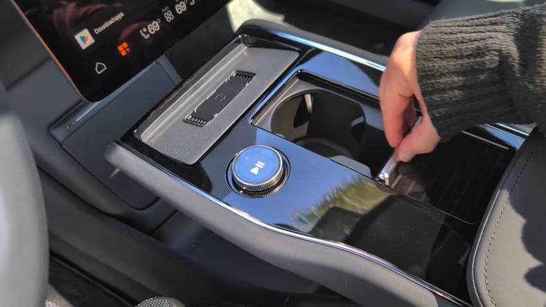 EV Innovation Meets Inclusivity: How the 2025 Polestar 3 Caters to All Drivers 10 The Difficult To Open Cup Holder Of The Polestar 3