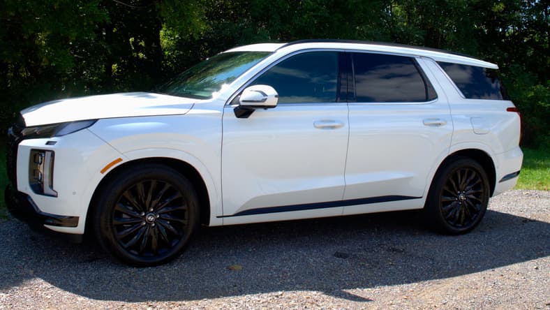 Side View Of The 2024 Hyundai Palisade Calligraphy Night Edition