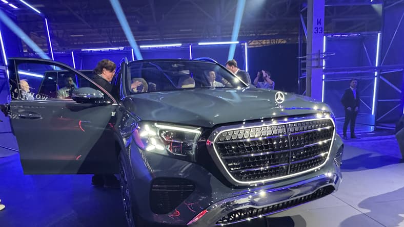 With Maybach-Inspired Design, Advanced Tech and a More Luxe Ride, Is the 2027 Mercedes-Benz GLS Worth Waiting For? 3 The Front End Of The New 2027 Mercedes-Benz Gls Suv