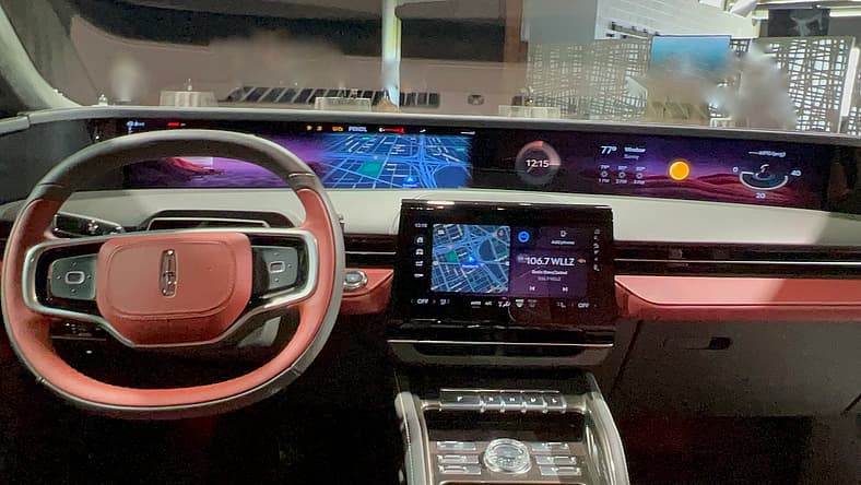 You Have to See This to Believe it: The 2024 Lincoln Nautilus Fast Forwards the Future to Now 1 The 'Coast To Coast' Screen